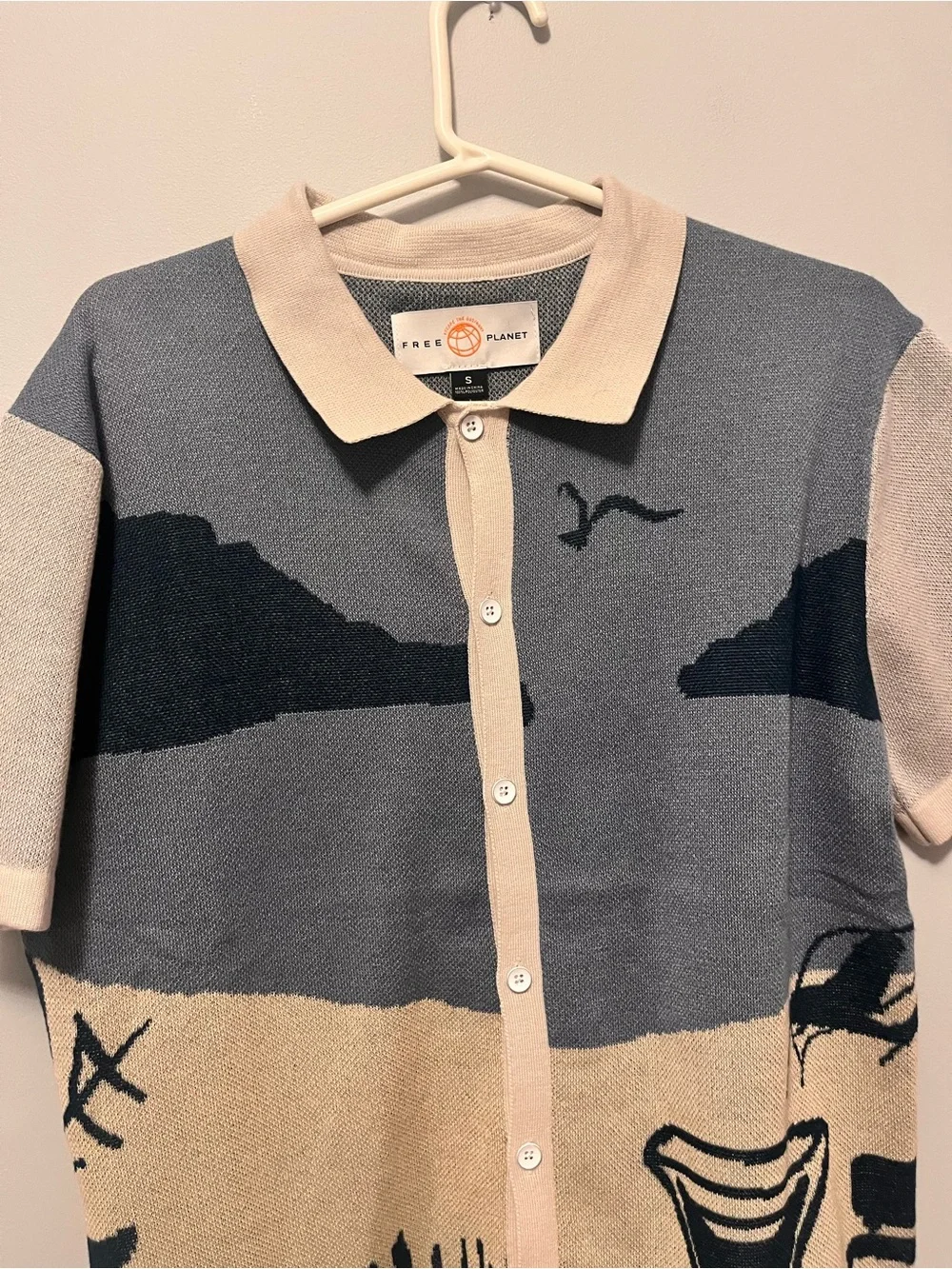 (men’s) 🎉Free Planet Beige & Blue Scenic Landscape Knit Button Up Polo